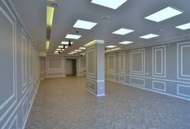 Nuomojamos patalpos pirmame aukšte su erdvia ir šviesia ekspozicijų/prekybos sale.\n\nPatalpos randa