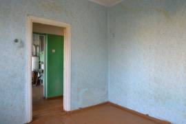 Parduodamas 3-jų izoliuotų kambarių butas mediniame name su ūkiniu mūriniu pastatu Grigiškėse, Lentvario