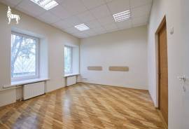 Išnuomojamos administracinės patalpos A. Juozapavičiaus g., 83 m² , Aukštas 1 iš 3.\n\nNuomi 3 kabin