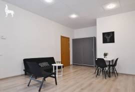 Išnuomojamas erdvus ir šviesus, šviežiai suremontuotas butas su visais baldais ir buitine technika.\